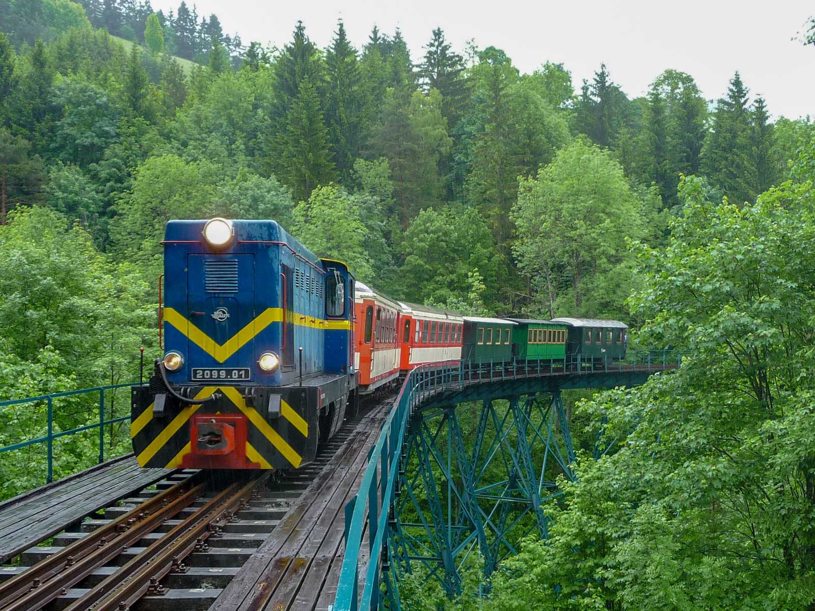 Die in Rumänien gebaute Lok 2099.01 vom Typ L45H überquerte im Mai 2013 den Wetterbach-Viadukt.