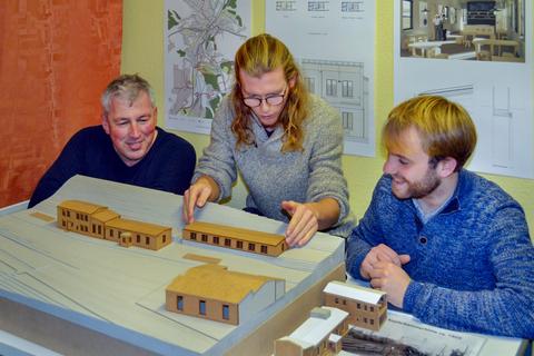 Im Herbst vorigen Jahres tauschten sich die Bachelor Tino Sonntag und Lars Kelling mit Thomas Fischer über Modelle des Bahnhofes Kupferkammerhütte aus.