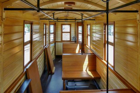Besaßen die Bergwerksbahnwagen einst Längsbänke, so gibt es jetzt quer zur Fahrtrichtung angeordnete Sitze und Tische.