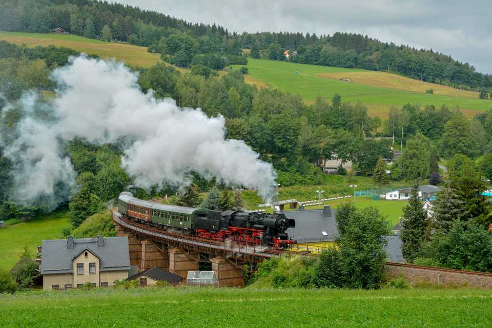 Das „kleine Eisenbahnviadukt“ in Markersdorf stellt ein bekanntes Fotomotiv an der Strecke Annaberg-Buchholz – Schwarzenberg dar. Während der EAB-Fahrt am 23. Juni lichtete Steffen Schmidt darauf die für die PRESS-86er eingesprungene Damp ok 52 8154-8 aus Leipzig mit dem VSE-Museumszug ab.