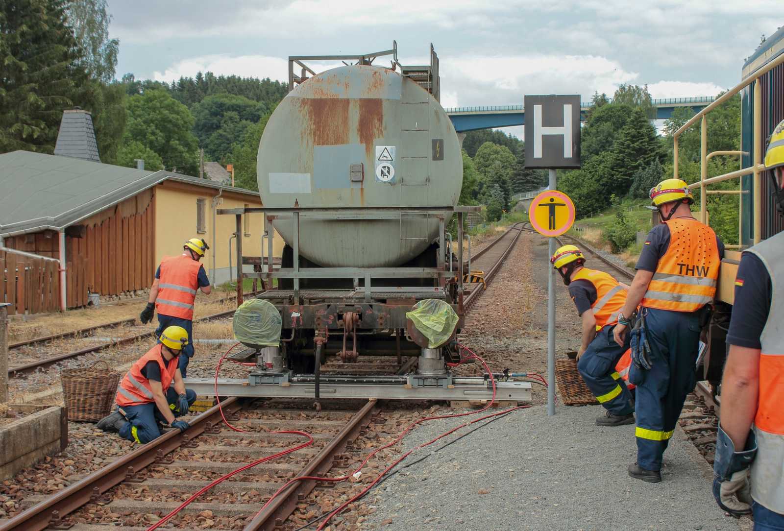 Zum Aufgleisen des Kesselwagens kam am 16. Juni traditionell ein Deutschlandgerät im Bahnhof Markersdorf zum Einsatz.