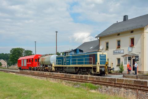 Die DB-Diesellok 294 615-0 brachte nicht nur den Hilfszugwagen, sondern auch einen Kesselwagen am 16. Juni nach Markersbach.