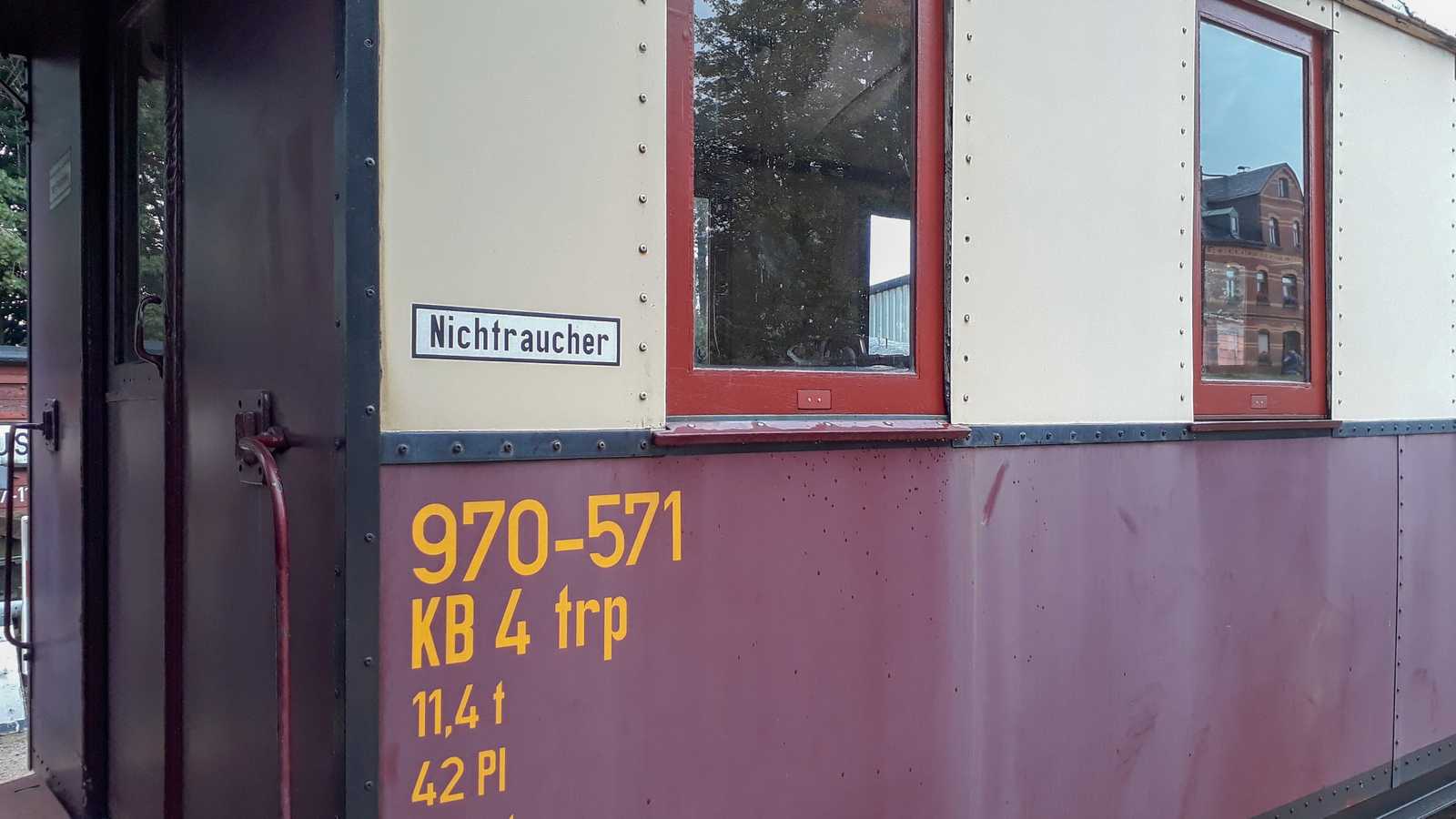Der Traglastenwagen 970-571 erhielt im Juli in Schönheide neue Fenster. Die
Neulackierung des Wagenkastens stand am 21. Juli noch aus.