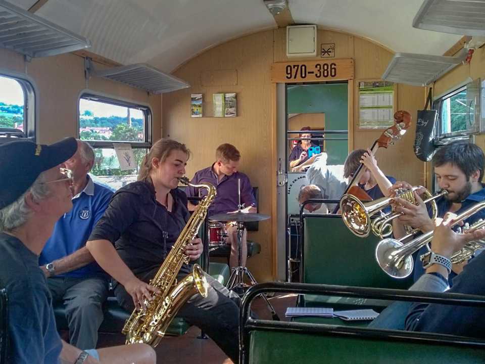 Die „Blue-Dragons-Jazzband“ spielte am 16. Juni 2018 im von der IG Weißeritztalbahn e. V. organisierten Dixiezug auf.