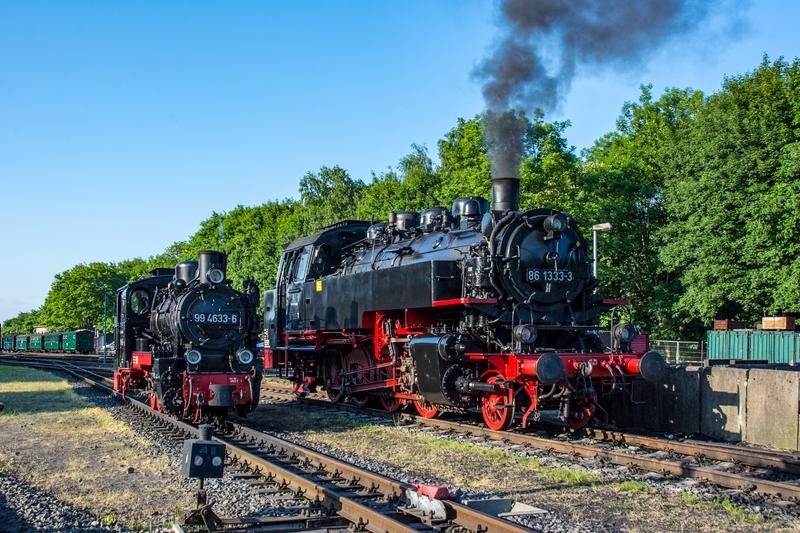 Acht Lokomotiven unter Dampf gab es zum Bahnhofsfest in Putbus am 26./27. Mai 2018 zu erleben – einen Tag zuvor fotografierte Achim Rickelt dieses Paar ungleichen Spurmaßes in der Abendsonne.