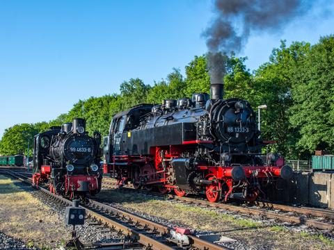 Acht Lokomotiven unter Dampf gab es zum Bahnhofsfest in Putbus am 26./27. Mai 2018 zu erleben – einen Tag zuvor fotografierte Achim Rickelt dieses Paar ungleichen Spurmaßes in der Abendsonne.