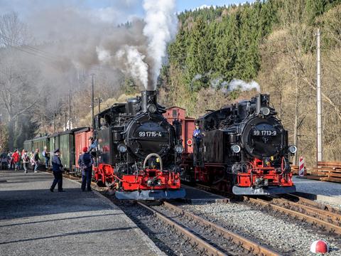 Bei „Zwei mal VI K-Dampf pur“ war am 14./15. April bei der Preßnitztalbahn zusätzlich zum regulären Personenzug eine VI K mit einem Güterzug unterwegs. So boten sich vielfältige Motive wie hier mit 99 1713-9 aus Radebeul und der in Jöhstadt beheimateten 99 1715-4 in Schmalzgrube.