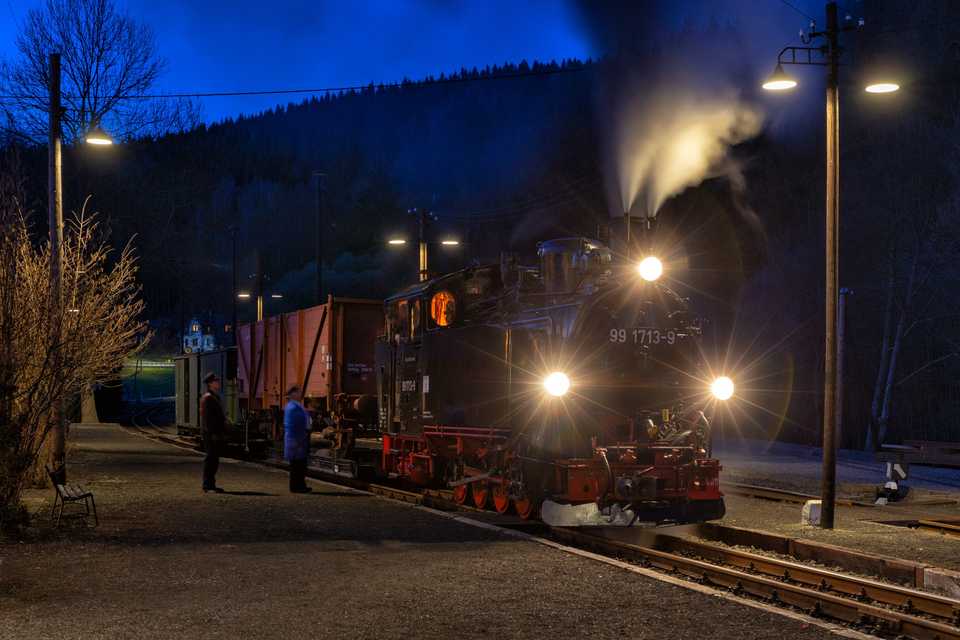 Am 14. April war der G 69915 als letzter Zug nach Jöhstadt unterwegs – mit Gastlok 99 1713-9 steht er im schwindenden Tageslicht kurz vor 21 Uhr in Schmalzgrube zur Abfahrt bereit.