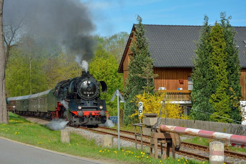 Im April zog die 50 3648-8 des SEM die Züge der Aussichtsbahn. Steffen Schmidt fotografierte sie am 28. April mit dem ersten Zug des Tages bei der Einfahrt in den Bahnhof Markersbach.