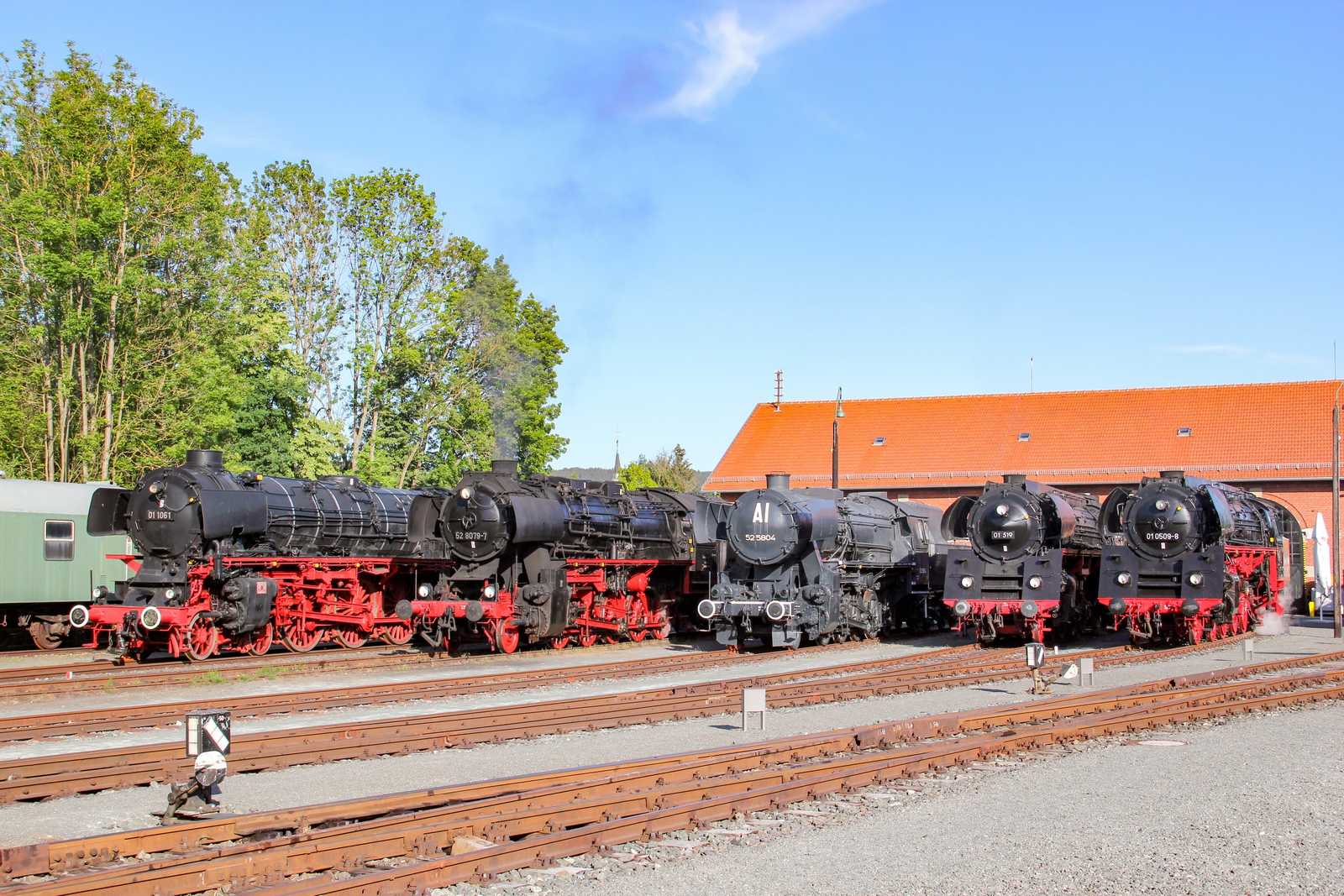 Am Abend des 20. Mai 2018 nahmen am Kohlenhof des DDM in Neuenmarkt-Wirsberg die unter Dampf stehenden Lokomotiven 01 0509-8, 01 519 und 52 8079-7 zwischen den nichtbetriebsfähigen Maschinen 01 1061 und 52 5804 Aufstellung.