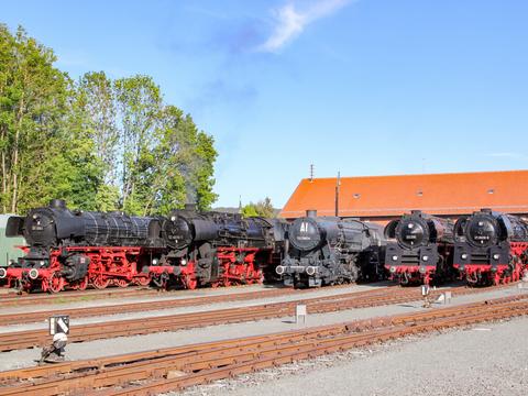 Am Abend des 20. Mai 2018 nahmen am Kohlenhof des DDM in Neuenmarkt-Wirsberg die unter Dampf stehenden Lokomotiven 01 0509-8, 01 519 und 52 8079-7 zwischen den nichtbetriebsfähigen Maschinen 01 1061 und 52 5804 Aufstellung.