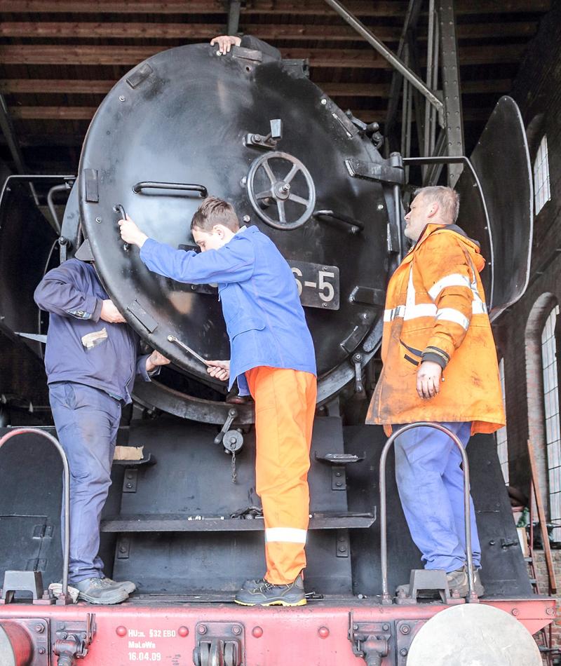 Im Februar 2015 reparierten vier Vereinsmitglieder den Rauchkammertürschoner von 50 3616-5. Viel Platz war nicht, aber viele Hände waren erforderlich, um das Blechteil in Lage zu bringen.