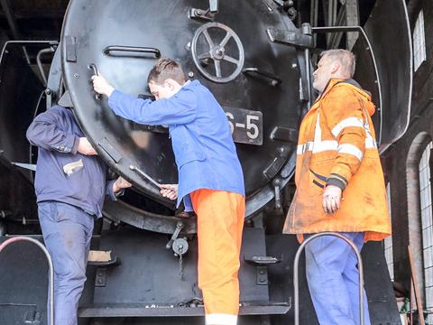 Im Februar 2015 reparierten vier Vereinsmitglieder den Rauchkammertürschoner von 50 3616-5. Viel Platz war nicht, aber viele Hände waren erforderlich, um das Blechteil in Lage zu bringen.