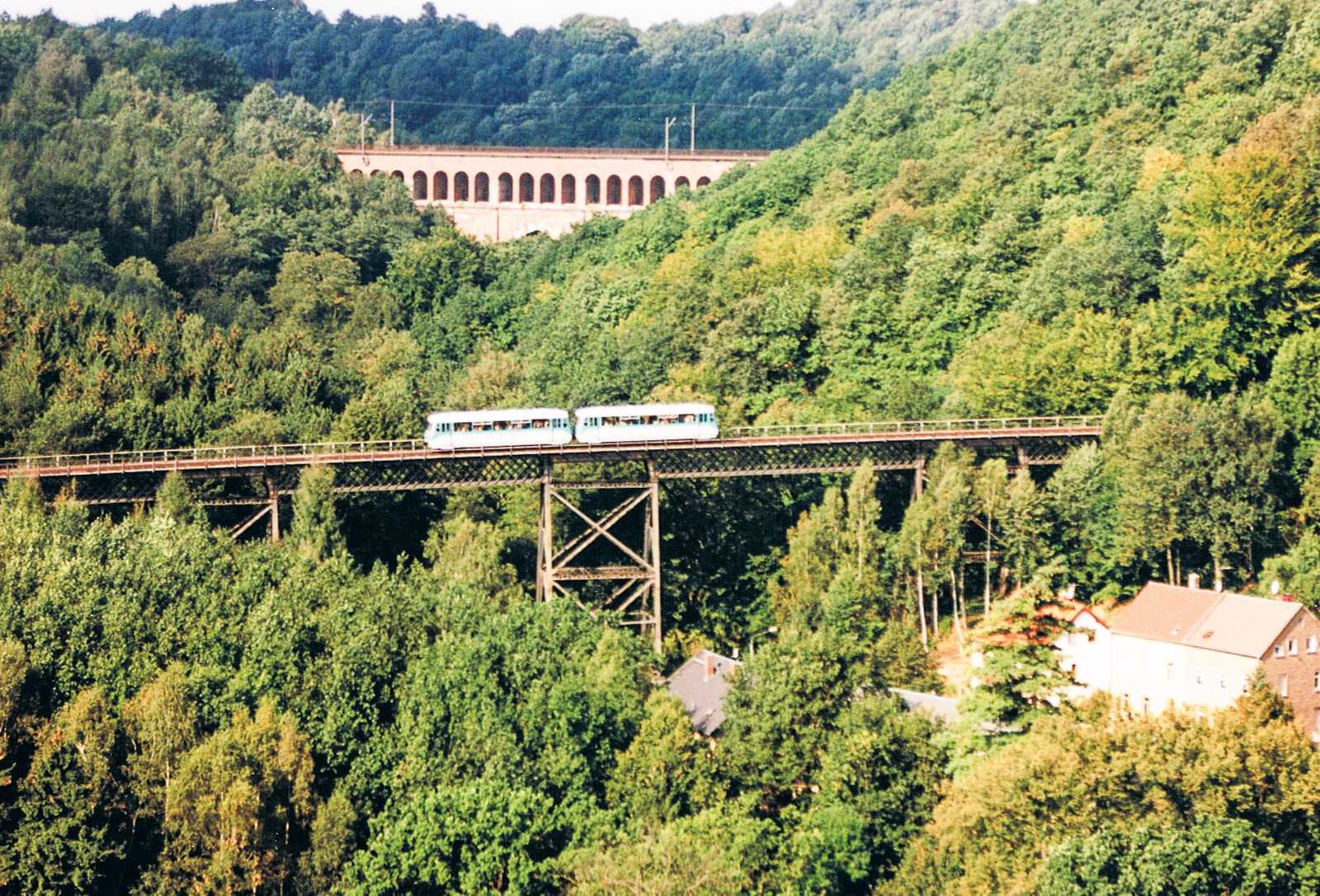 Nach der Stilllegung der regelspurigen WK-Linie Ende 1998 gab es noch zwei Sonderfahrten, hier 1999 zur 450-Jahr-Feier von Kriebethal mit einer „Ferkeltaxi“-Garnitur auf der Lindenhofbrücke.