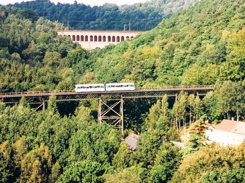 Nach der Stilllegung der regelspurigen WK-Linie Ende 1998 gab es noch zwei Sonderfahrten, hier 1999 zur 450-Jahr-Feier von Kriebethal mit einer „Ferkeltaxi“-Garnitur auf der Lindenhofbrücke.