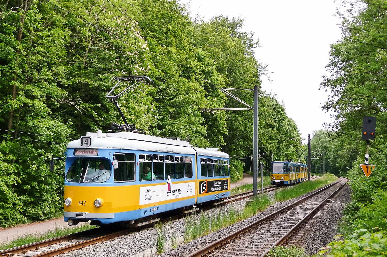 Während eines Fotohaltes am Bahnübergang Klostermühlenweg entstand am 23. Mai 2015 diese Aufnahme des Tw 442. Über 24 Jahre prägten Düwag-GT6 das Bild der Thüringerwaldbahn.