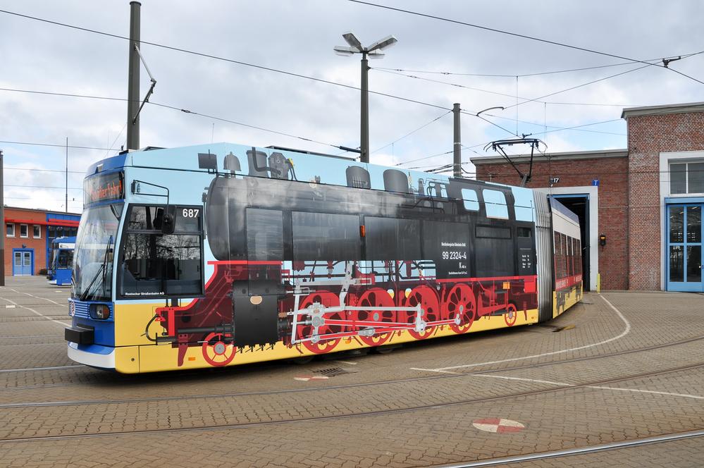 Der Niederflurgelenktriebwagen 617 vom Typ 6NGTWDE der Rostocker Straßenbahn AG trägt seit April eine Ganzseitenwerbung mit einem Molli-Zug.
