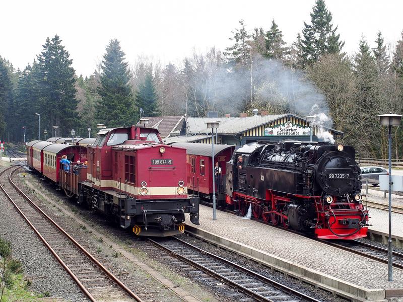 Am 25. April verkehrte die Diesellok 199 874-9 für den Freundeskreis Selketalbahn e. V. mit einem Sonderzug auf den Brocken, hier bei der Überholung eines Dampfzuges in Schierke.