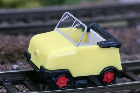 Schienentrabi gelb als Modell im Maßstab 1:120