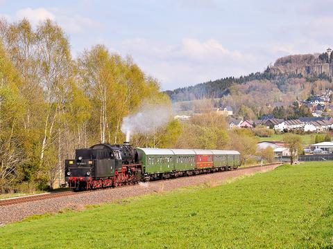 Am 2. Mai fuhr die VSE-Dampflok 50 3616-5 auf der Aussichtsbahn durch das frühlingshaft blühende Erzgebirge, hier bei Scheibenberg.