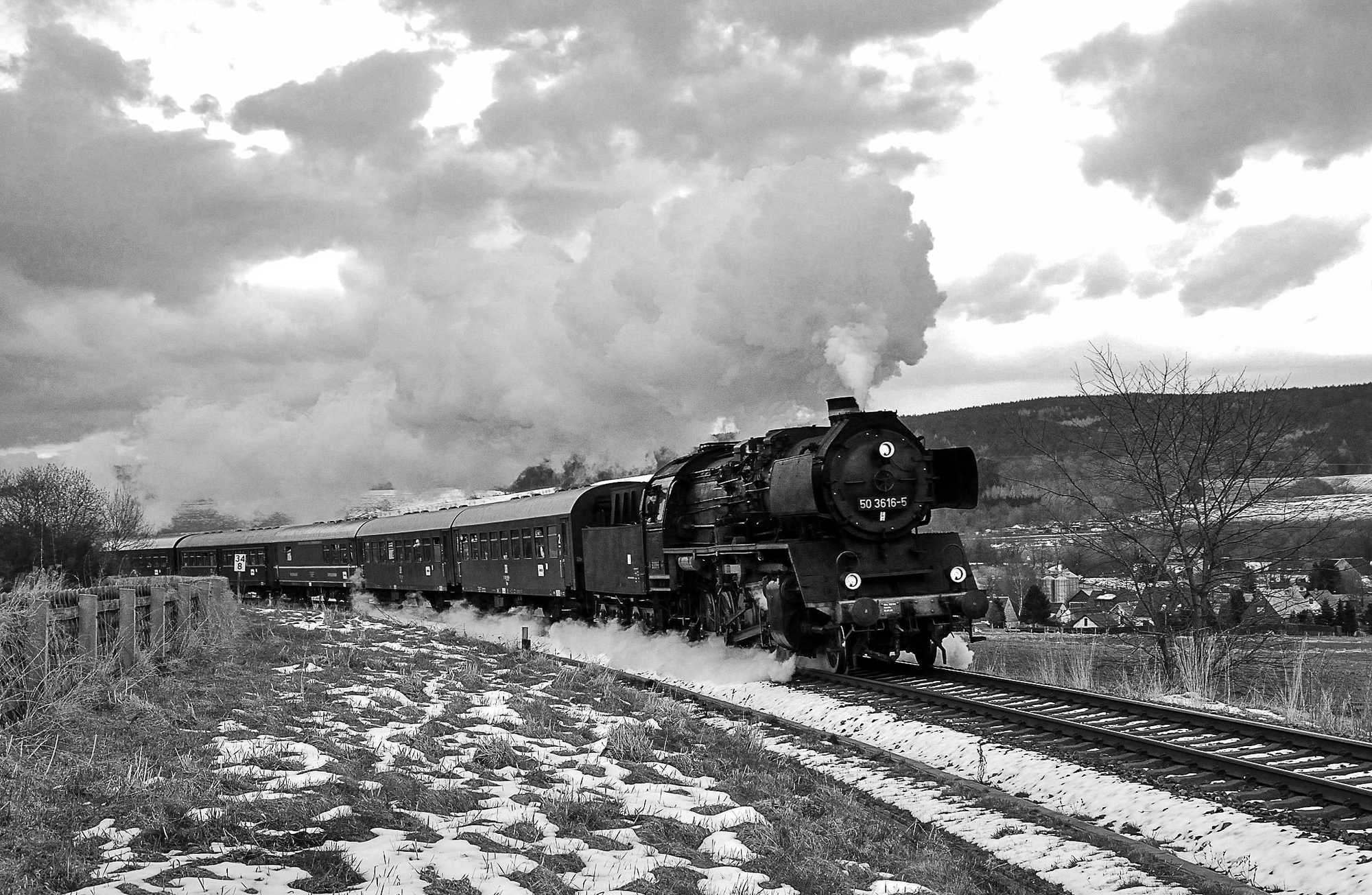 Am Ostersonnabend war 50 3616-5 mit dem VSE-Sonderzug im Erzgebirge unterwegs, hier bei Zwönitz.