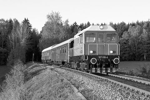 Die Diesellok 107 018-4 war am 15. Mai auf der Strecke Schwarzenberg – Annaberg-Buchholz unterwegs, weitere Sonderfahrten für den VSE sollen folgen.