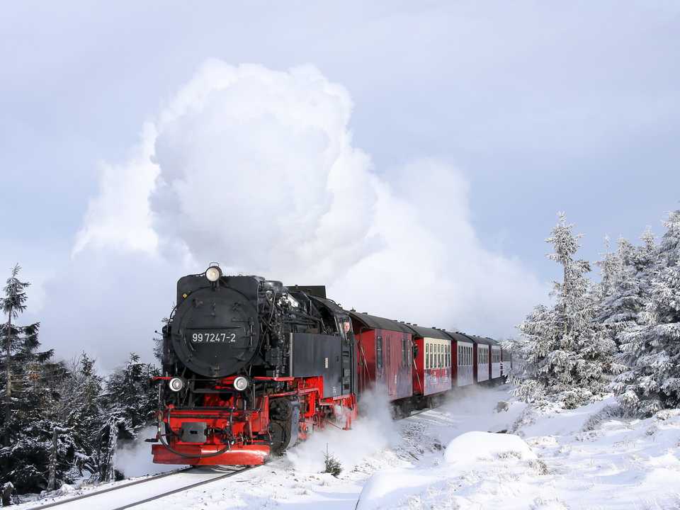 99 7247-2 zieht am 18. Januar 2015 ihren Personenzug vor dem Objektiv Thomas Klingers den Brocken hinauf.