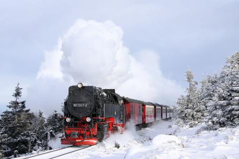 99 7247-2 zieht am 18. Januar 2015 ihren Personenzug vor dem Objektiv Thomas Klingers den Brocken hinauf.