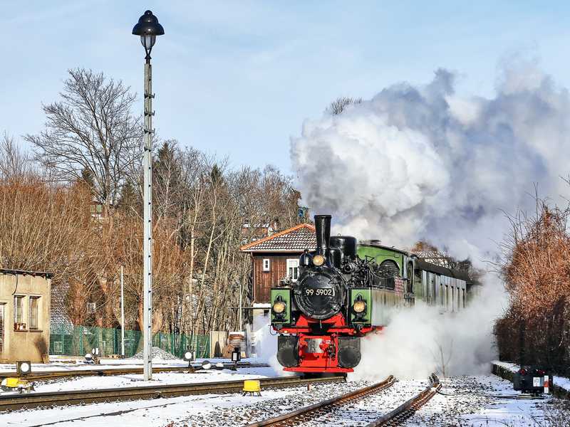Das vorerst letzte Mal in grüner Farbe war am 24. Januar 2015 die Malletlok 99 5902 mit dem „Traditionszug“ unterwegs, als Jürgen Steimecke sie in der Einfahrt des Bahnhofs Wernigerode Westerntor antraf – nach der Hauptuntersuchung soll sie wieder schwarz lackiert fahren.