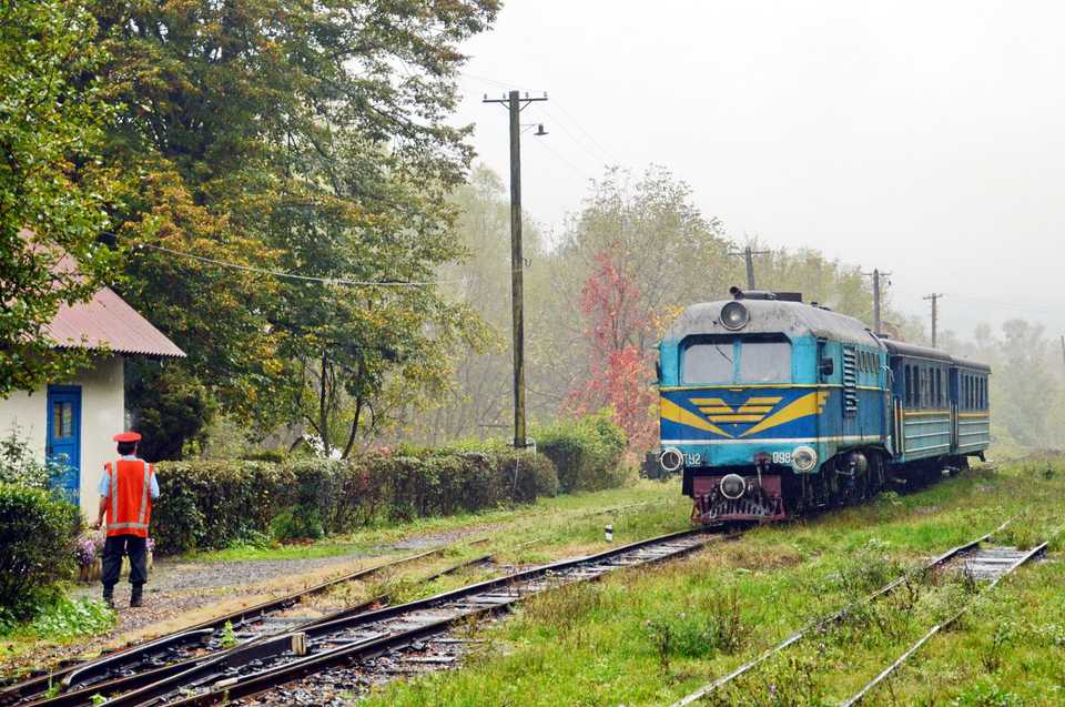 Der Personenzug mit TU2-098 hat am 17. Oktober 2014 den Abzweigbahnhof Chmilnyk erreicht und wird hier wenden.