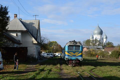 Nur noch in der Sommersaison verkehrt samstags ein Personenzug nach Irschawa. TU2-098 hat am 18. Oktober 2014 den Endbahnhof Irschawa erreicht und wird nach kurzem Aufenthalt zurückfahren.