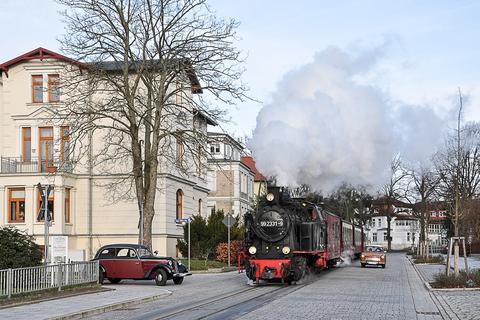 99 2331-9 traf Jan Methling am Sonntag, dem 18. Januar 2015, in der Bad Doberaner Goethestraße an. Ihren Reisezug flankieren ein Trabant 601 und ein IFA-F8.