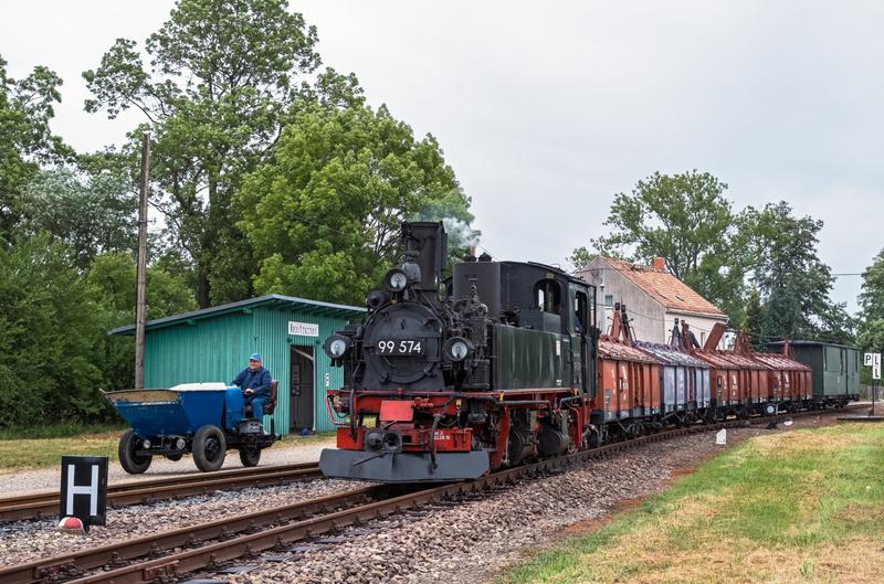 Unter dem Motto „Sachsen stehen zusammen“ rollte am 23./24. Juni 2018 ein aus vier KKw und einem KD4 bestehender Fotozug auf der Döllnitzbahn. Thomas Schwarze begegnete ihm im Bahnhof Nebitzschen.