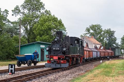 Unter dem Motto „Sachsen stehen zusammen“ rollte am 23./24. Juni 2018 ein aus vier KKw und einem KD4 bestehender Fotozug auf der Döllnitzbahn. Thomas Schwarze begegnete ihm im Bahnhof Nebitzschen.