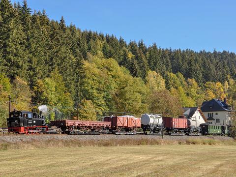 211 m lang und 184 t schwer war am 5. Oktober dieser von 99 4511-4 gezogene Zug von Schmalzgrube nach Steinbach. Die Güterwagen hätten die Gleisarbeiten in Schmalzgrube behindert.