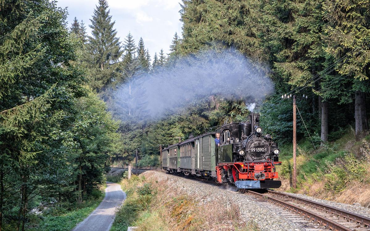 Mit dem letzten Zug des Tages war am 19. August die IV K 99 1590-1 nach Jöhstadt unterwegs, hier fotografiert von Armin-Peter Heinze zwischen Schmalzgrube und Schlössel.
