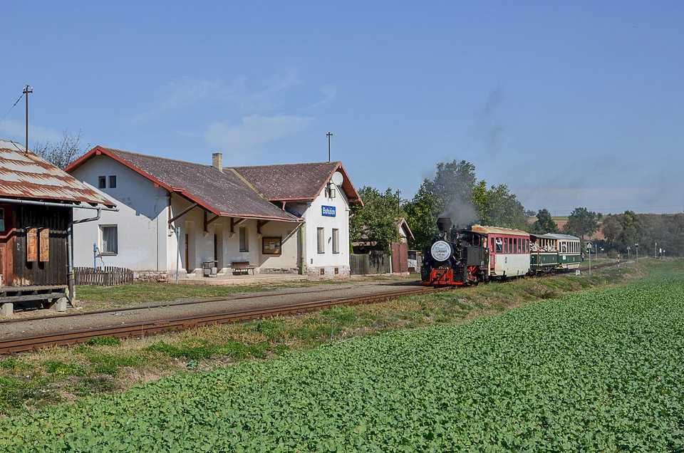 Auch der Bahnhof Bohušov (Füllstein) soll in den nächsten Jahren im Stil der Zwischenkriegszeit restauriert werden. Das Foto zeigt den Zustand am 28. September 2018. Anders als in Hotzenplotz soll aber der deutsche Ortsname nicht ergänzt werden.