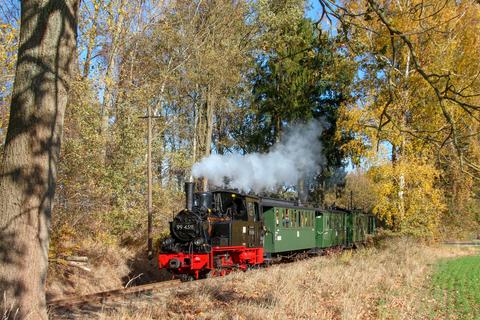 Das „Meppel“ 99 4511 war im Herbst bereits zum zweiten Mal in diesem Jahr auf der Museumsbahn Lindenberg – Mesendorf zu Gast. Am 31. Oktober fotografierte Ronald Meissner sie hinter dem Hp Vettin.