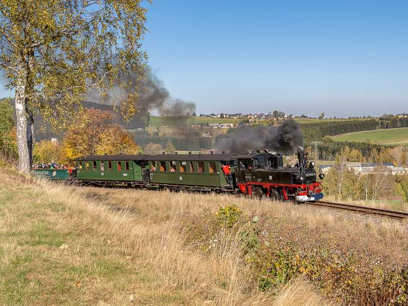 Am 13. Oktober 2018 verkehrte die Lok 99 516 der Museumsbahn Schönheide mit EDV-Beschilderung als 99 1516-6 durch das herbstlich gefärbte Westerzgebirge.