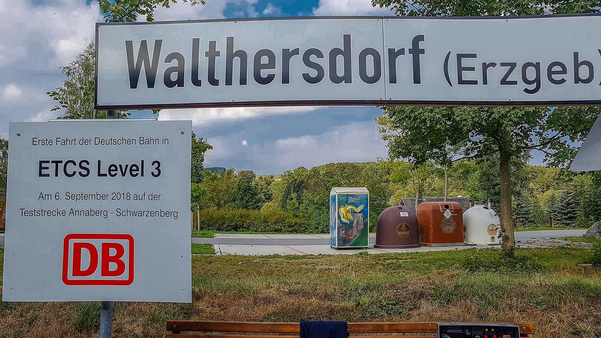 Der Bahnhof Walthersdorf (Erzgeb) war bisher als Museum bekannt. Doch sein Stationsschild ergänzt nun dieses Zusatzschild – mit einem Superlativ der neuen Zeit.
