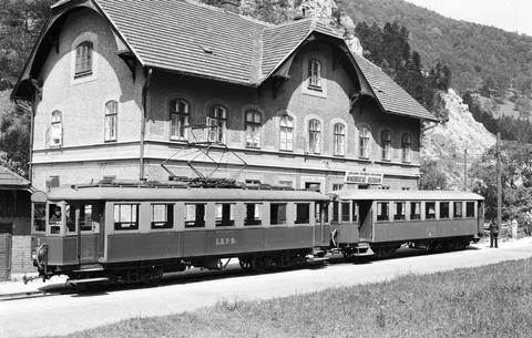 Von 1927 bis 1963 war Windbrücke-Raxbahn die Endstation der Lokalbahn Payerbach – Hirschwang (LBPH). Die Aufnahme vom 6. Juni 1954 zeigt davor den Tw 2 mit dem Bw 12.