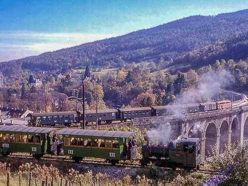 Während auf der regelspurigen Semmeringbahn, dem bekanntesten Abschnitt der österreichischen Südbahn, ein Regionalzug fuhr, verließ der Höllental-Express am 21. Oktober 1979 mit der Lok „Floriana“ den Bahnhof Payerbach.
