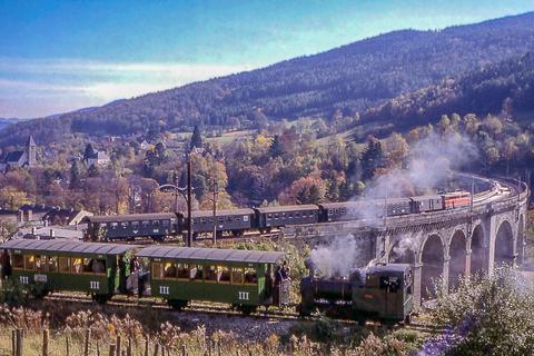 Während auf der regelspurigen Semmeringbahn, dem bekanntesten Abschnitt der österreichischen Südbahn, ein Regionalzug fuhr, verließ der Höllental-Express am 21. Oktober 1979 mit der Lok „Floriana“ den Bahnhof Payerbach.