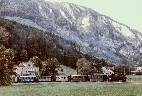 Die im Jahr 1984 von den ÖBB erworbene 298.51 zog am 26. Oktober 1984 alle damals im Höllental vorhandenen Personenwagen nach Hirschwang, fotografiert in der Thalhofschleife.