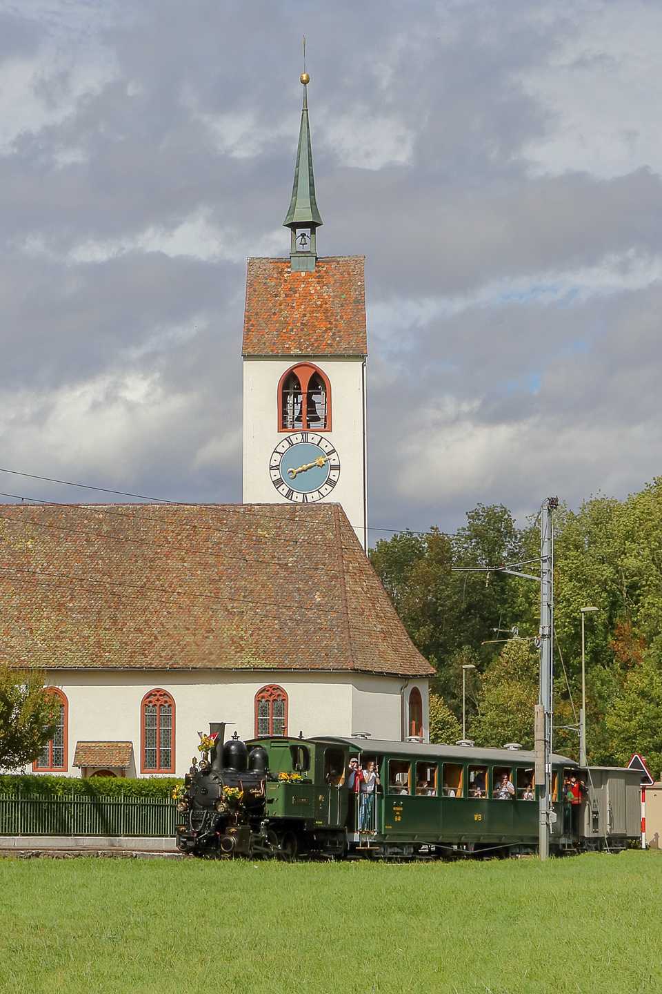 Der Dampfabschiedszug am 23. September 2018 vor der Kirche Sankt Peter in der Ortschaft Oberdorf (Kanton BL)