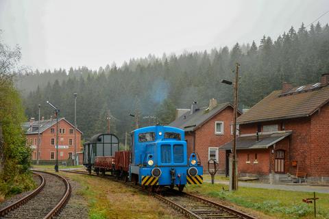 Beim Fototag am 14. September fuhr der FHWE-Güterzug mit V10 1506 bei bedecktem Himmel von Schönheide Süd nach Hammerbrücke.