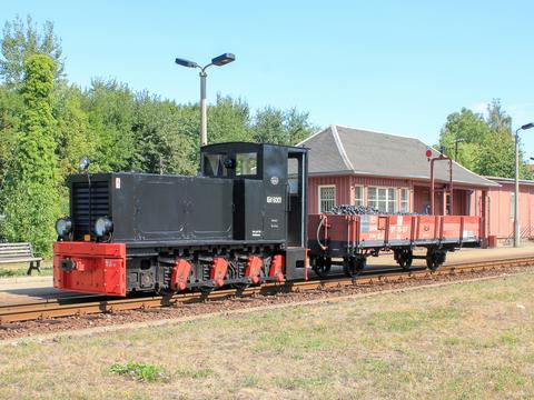 Solche Dienstgüterzüge aus der Köf 6001II und dem Wagen 97-19-67 verkehren ab sofort regelmäßig nach Bertsdorf, hier am 27. August 2018 im Bahnhof Zittau Süd.