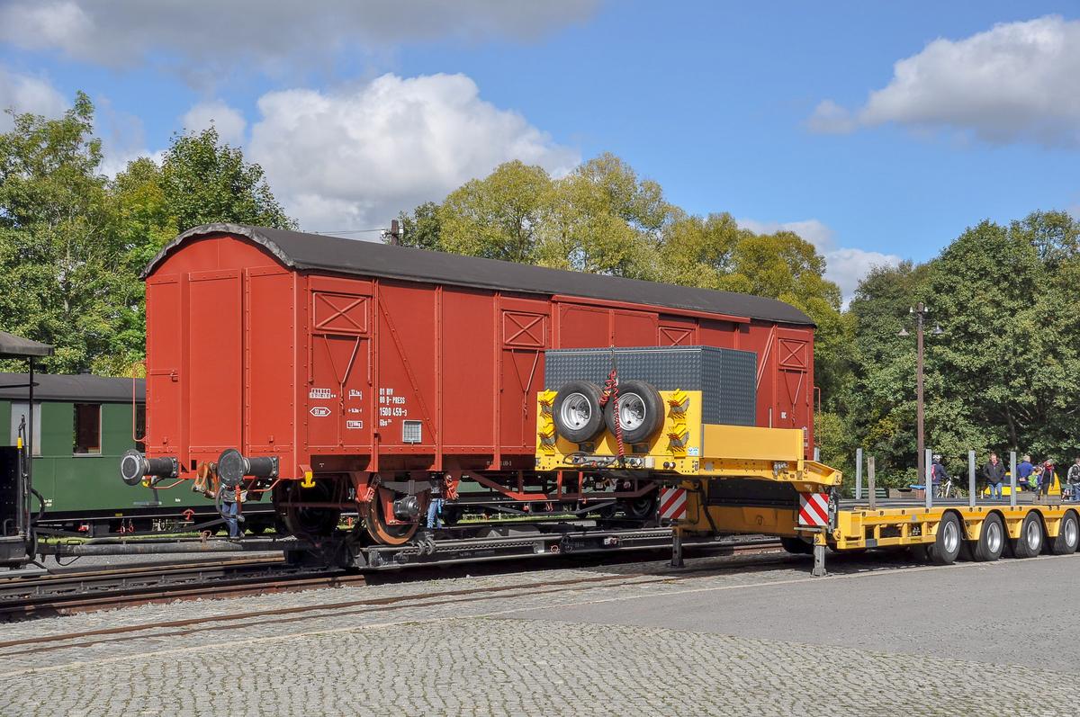 Den bisher auf der Preßnitztalbahn als „Ladegut“ ausgestellten Güterwagen der Gattung Hbs löste am 28. September dieser Wagen der Gattung Gbs ab. Es handelt sich um die Importausführung ohne gesickte Bleche.