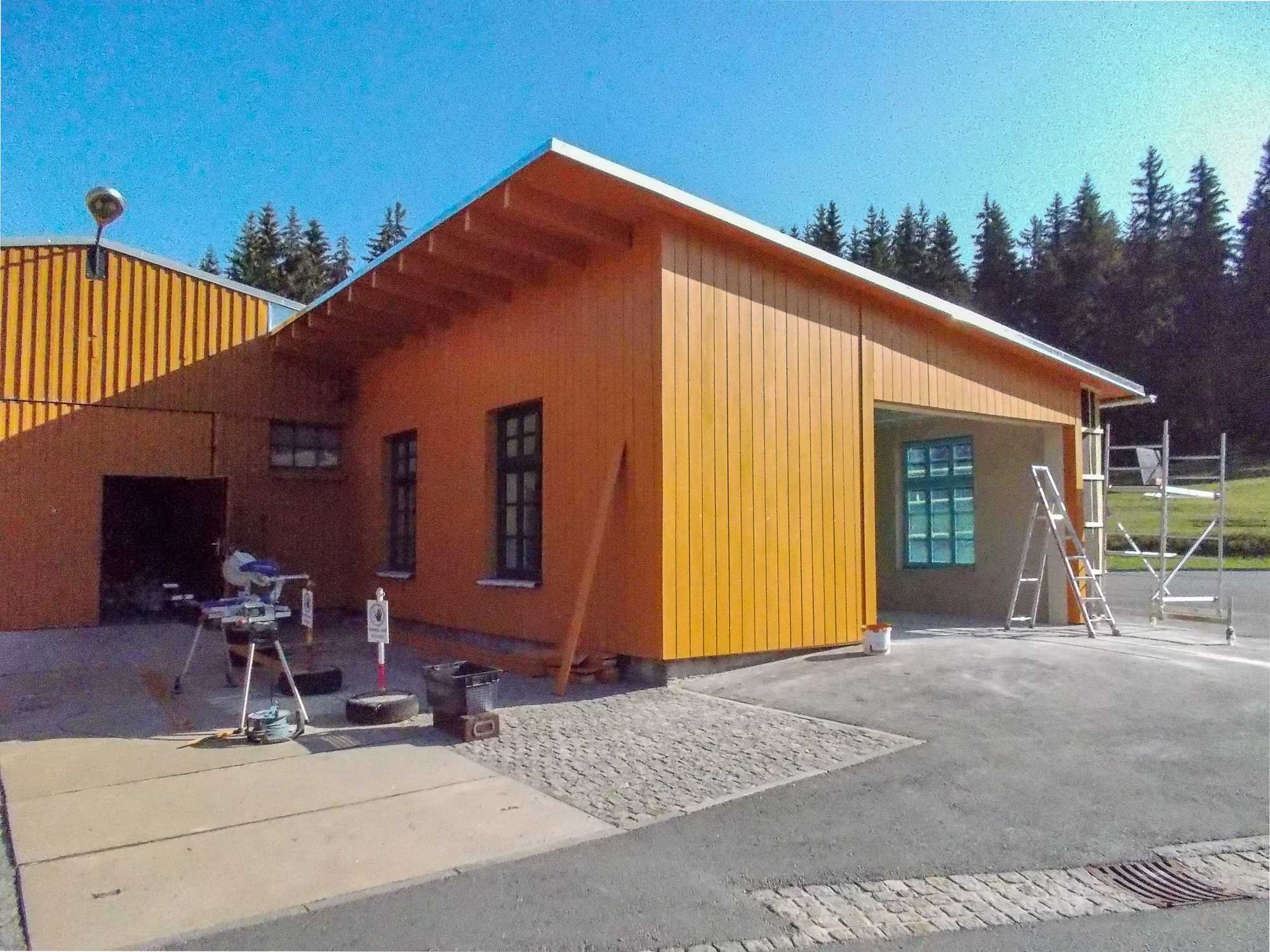 Der wiederaufgebaute Anbau der Werkstatt im Jöhstädter Ortsteil Schlössel am 28. September 2018.