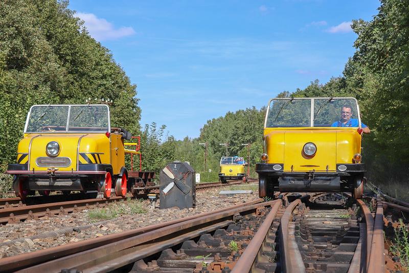 Beim Umsetzen der Schienentrabis im Bahnhof Wechselburg entstand am 16. September 2018 diese Aufnahme der drei an diesem Tag eingesetzten Kleinwagen, im Hintergrund die Signalgruppe.